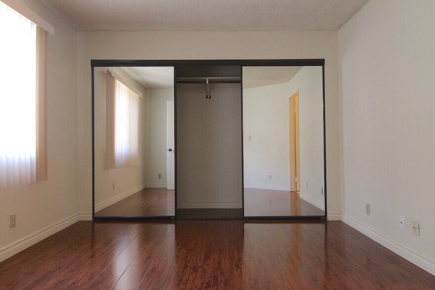 Building Photo - 4267 Beverly Glen Blvd