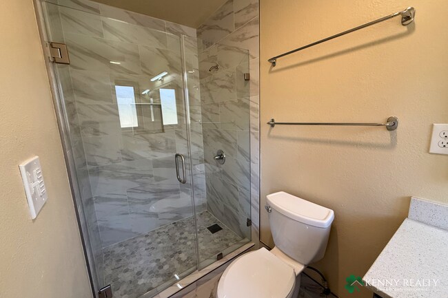 Building Photo - Large 4 Bedroom, 2 Bathroom Home with 2 Car Garage