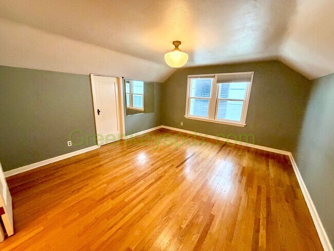 Building Photo - Lovely 3-Bedroom, 2-Bathroom House with Detached Garage in North Portland