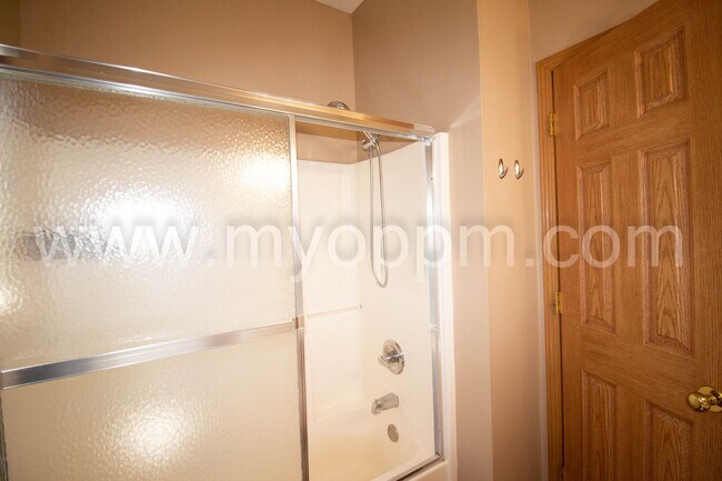 Building Photo - spacious 4-bedroom, 3-bathroom