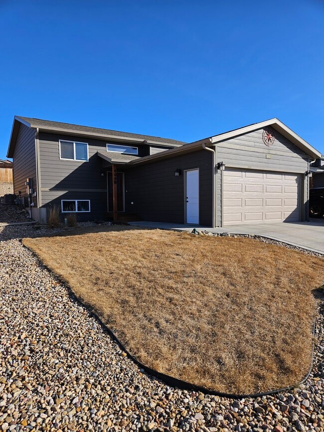 Building Photo - 4 BED | 2 BATH | DOUBLE GARAGE | RAPID VALLEY