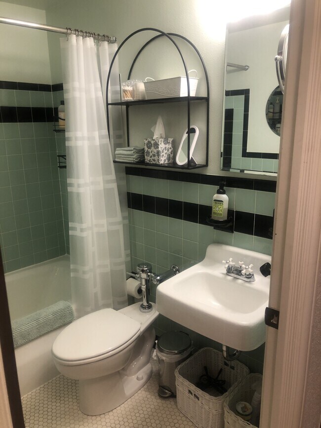 Building Photo - 1060 N Washington St