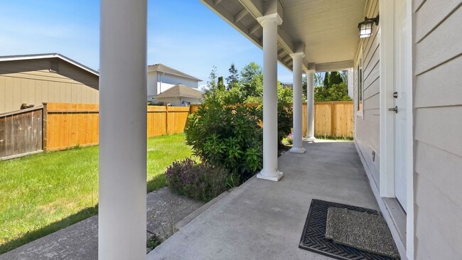 Building Photo - Cozy Lake Stevens Home with Den and Two-Car Garage