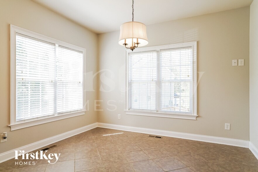 Building Photo - 15 Falling Oak Ct