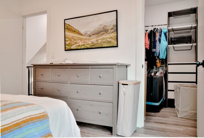 Building Photo - Modern 3 bed/ 2.5 bath townhome in Ballard!