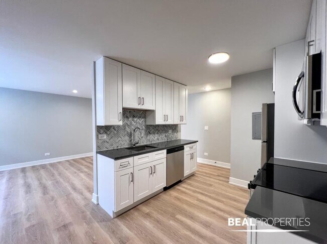 Building Photo - 1 bedroom in CHICAGO IL 60657