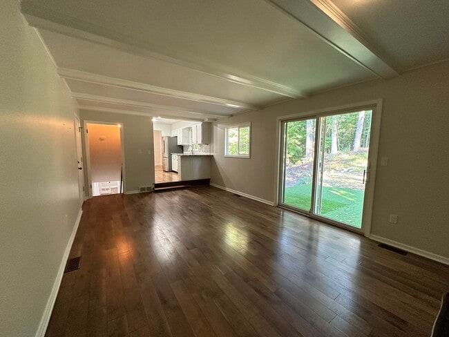 Building Photo - Large 4 bedroom ranch in Forest Hills