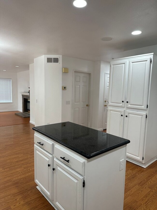Building Photo - Stunning 3 Bed 3 Bath Duplex in Placentia with Open Floor Plan and Vaulted Ceilings.