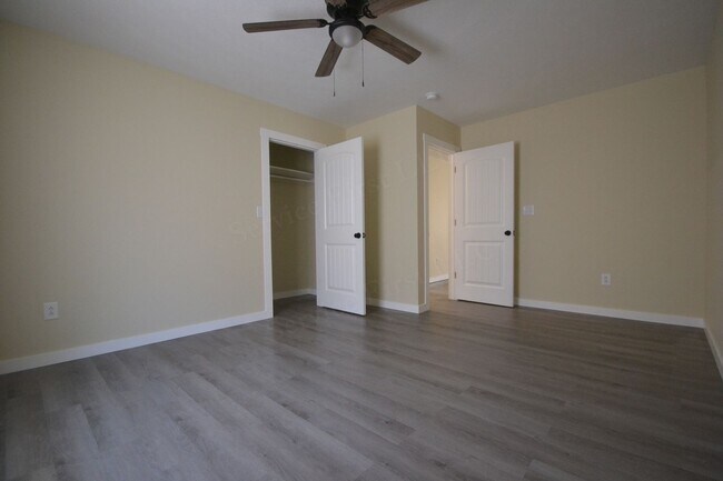 Building Photo - Vine St Duplexes