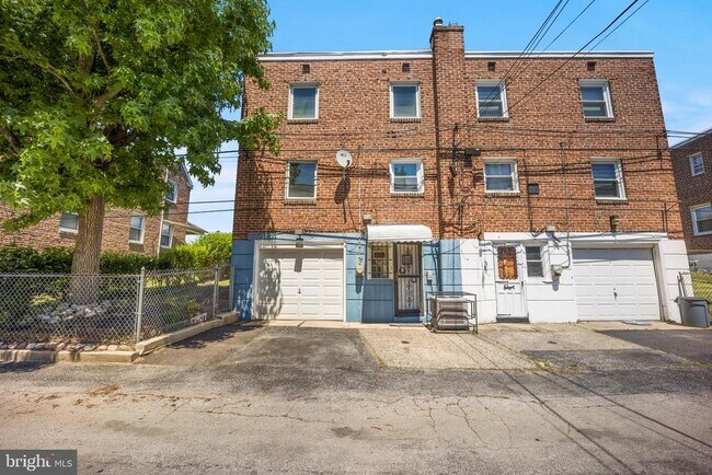 Building Photo - 816 Laurel Rd