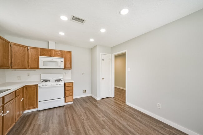 Building Photo - 1021 N Sunset Dr