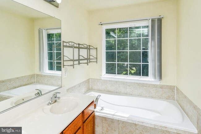 Building Photo - 2713 Yancey Ln