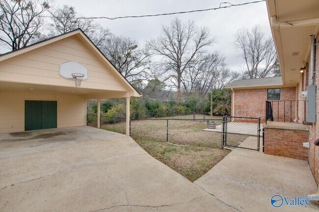 Building Photo - 814 Cleermont Dr SE