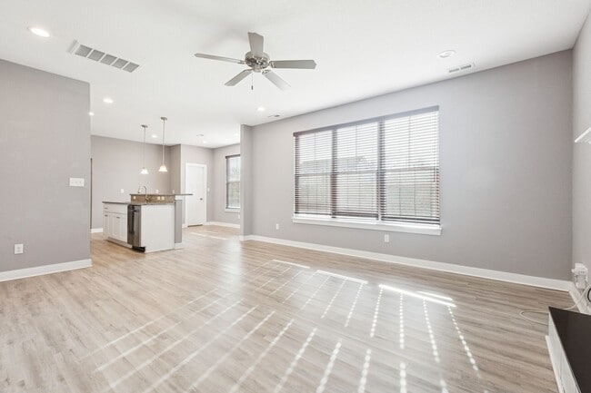 Building Photo - 4 bed/2.5 bath Ready Now- Norfolk