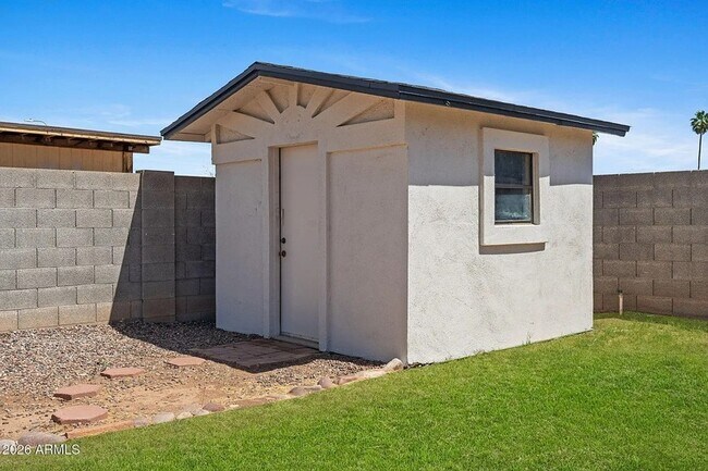 Building Photo - 1664 E Del Rio Dr