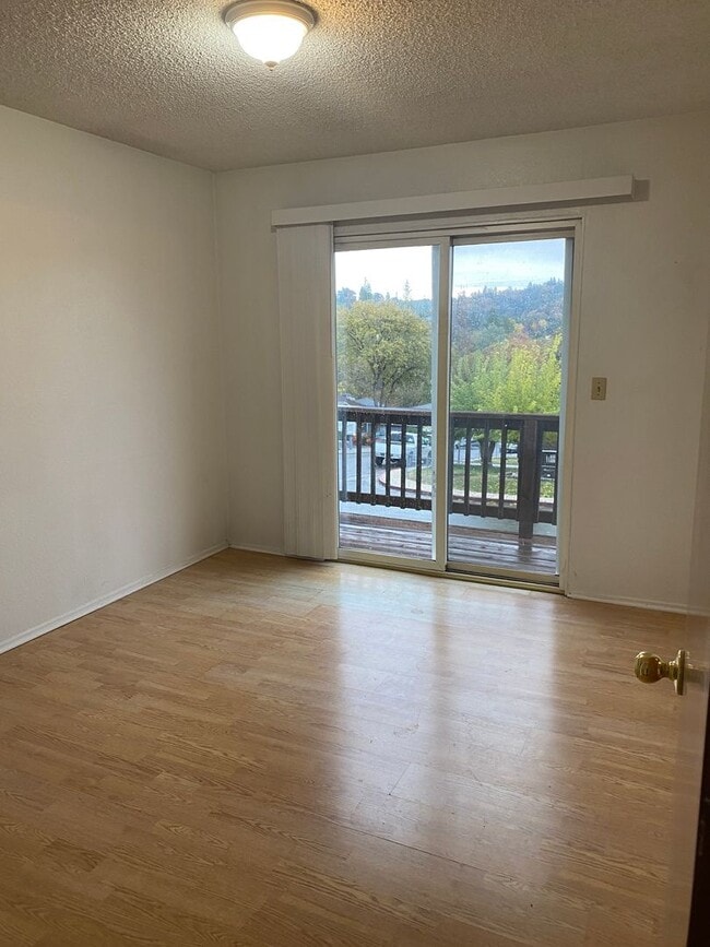 Building Photo - 495 Ridgecrest Ct