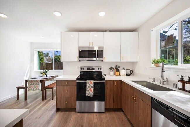 Building Photo - 11520 Roosevelt Way NE