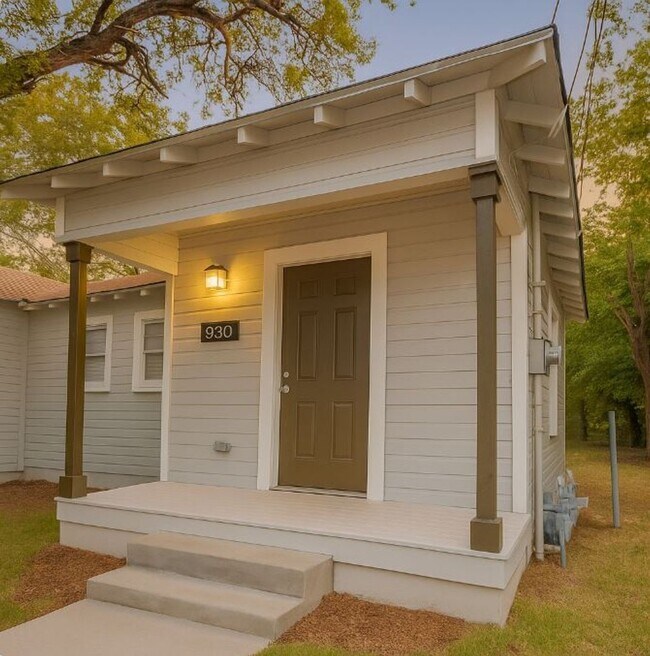Primary Photo - 930 Poinsettia St