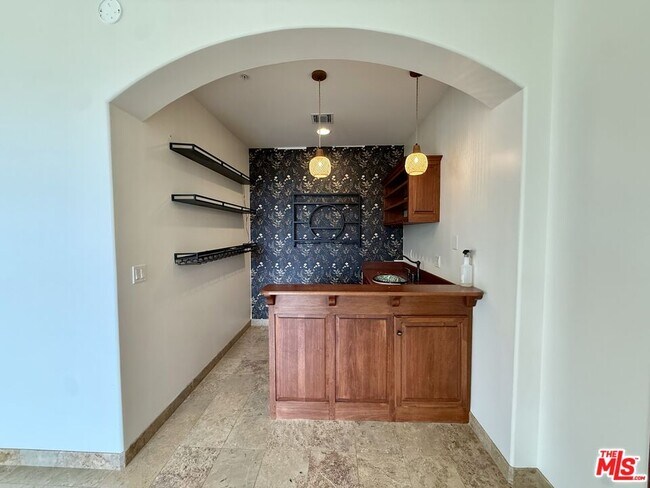 Building Photo - 10827 Pacific View Dr
