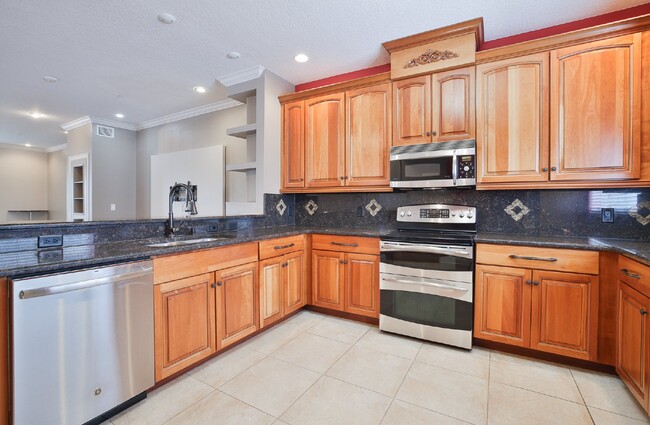 Building Photo - "Spacious & Stylish 3-Bed Oasis in Tampa w...