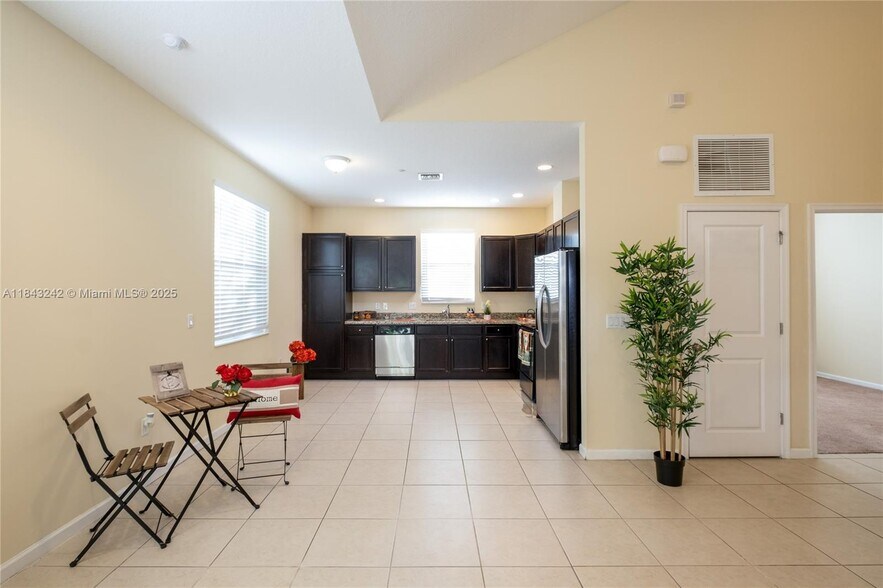 Building Photo - 2969 St Thomas Dr