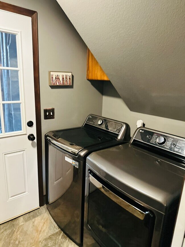 Building Photo - Beautiful Custom Newly Remodeled Home