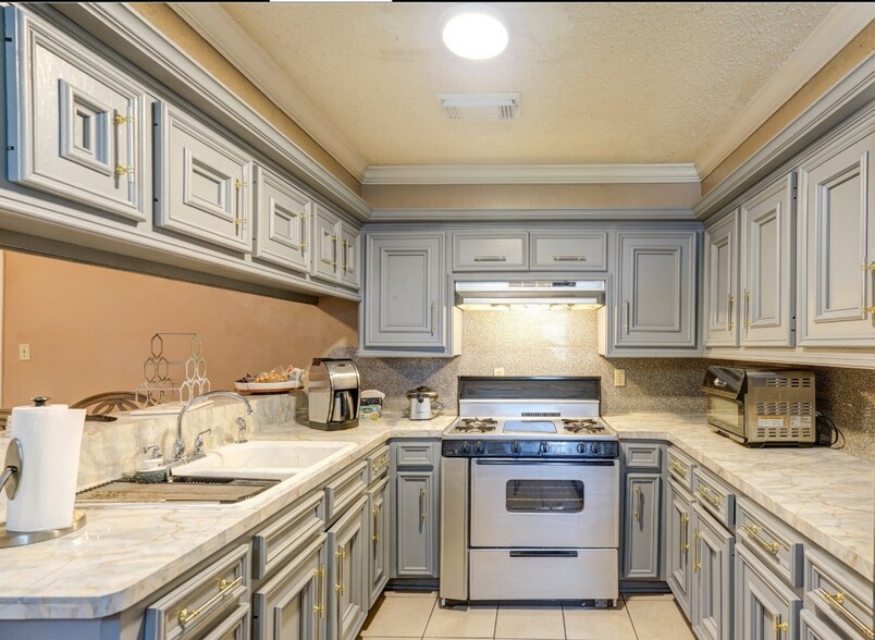 Kitchen - 518 Westshire Dr