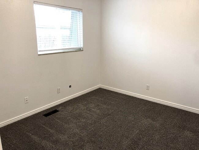 Building Photo - Canyon Rd Fourplex