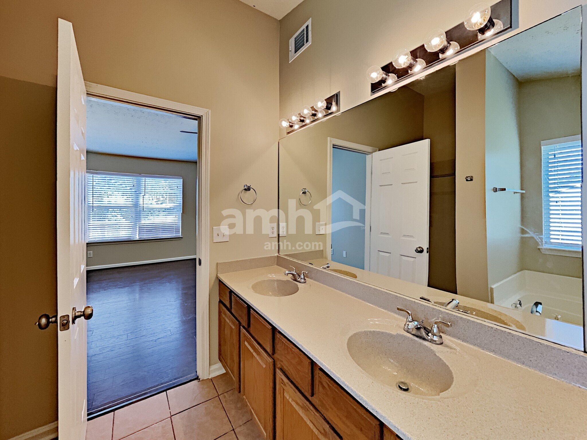 Building Photo - 450 Crested View Dr