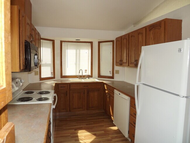 Building Photo - Nice 3 Bedroom 1 3/4 Bath Home in Spanaway!