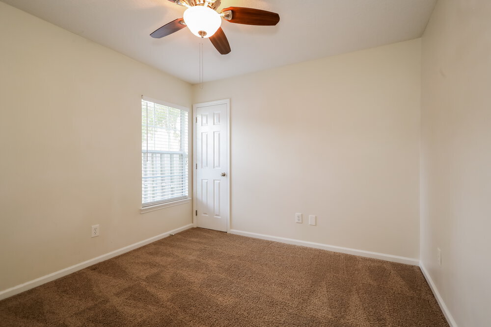 Building Photo - 272 Village Green Ave