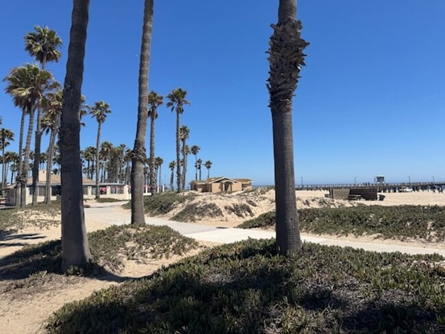 Building Photo - Three minutes from the beach!