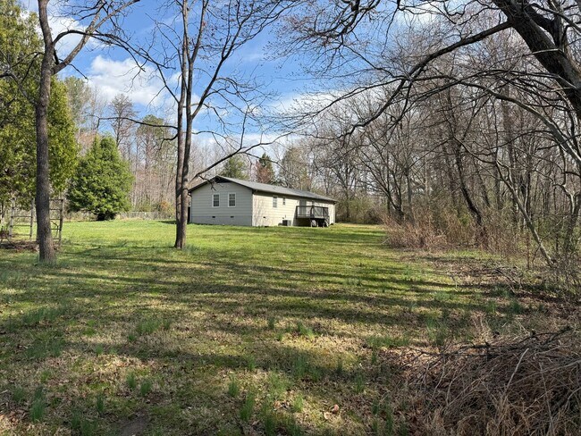 Building Photo - 3-bedroom, 2-bath brick ranch in Black Mountain