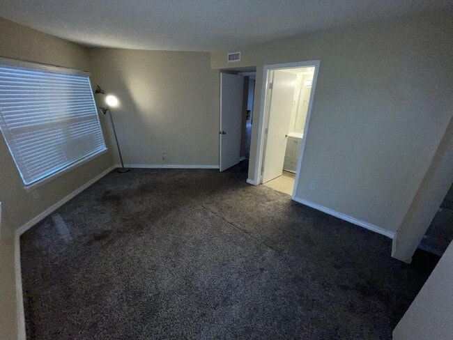 Building Photo - Updated 2 Bedroom, 2 Bath Condo (Available Immediately)