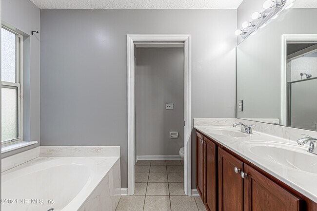 Building Photo - 2243 Trailwood Dr