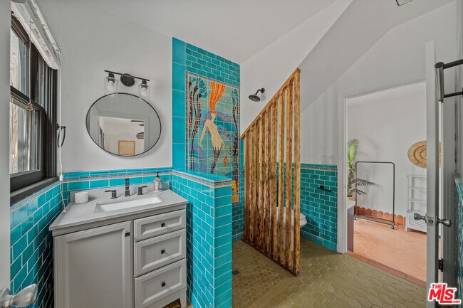 Building Photo - 8822 Rosewood Ave