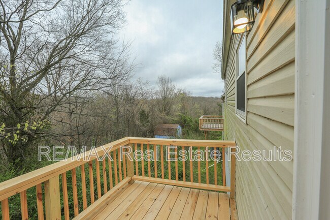 Building Photo - 208 White Oak Dr NE