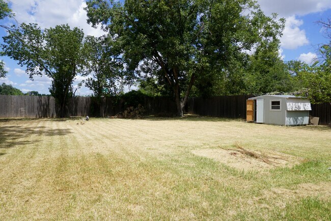 Building Photo - 2516 Briarwood Ln
