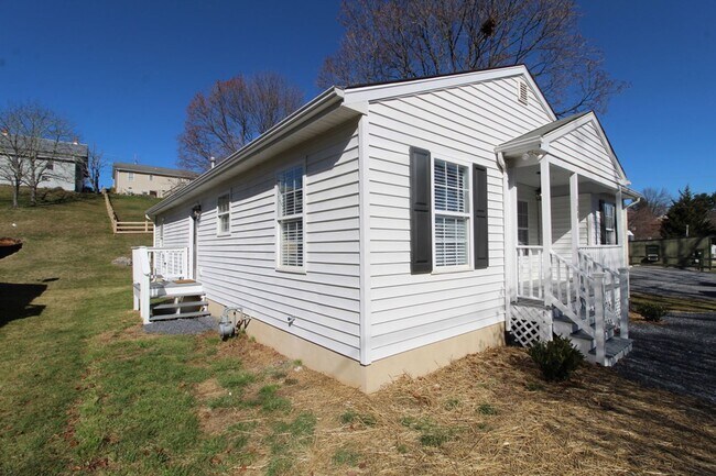Building Photo - Discover modern living in this recently re...