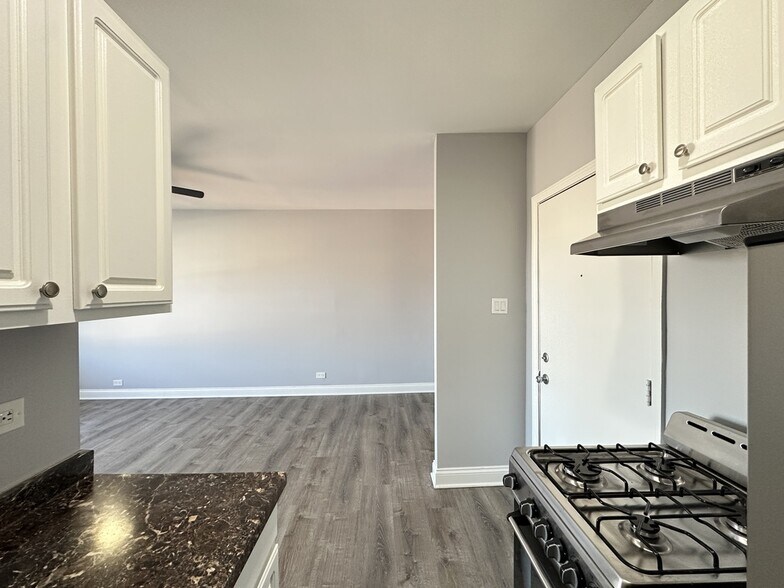 Building Photo - 4027 N Kenmore Ave