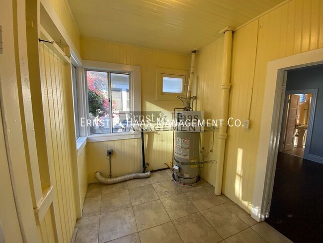 Building Photo - Lovely 2 Bedroom House Just Steps From Fin...