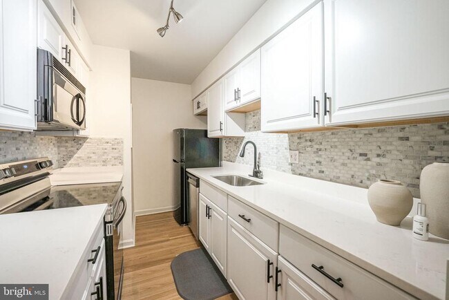 Building Photo - 8229 Kings Charter Ln
