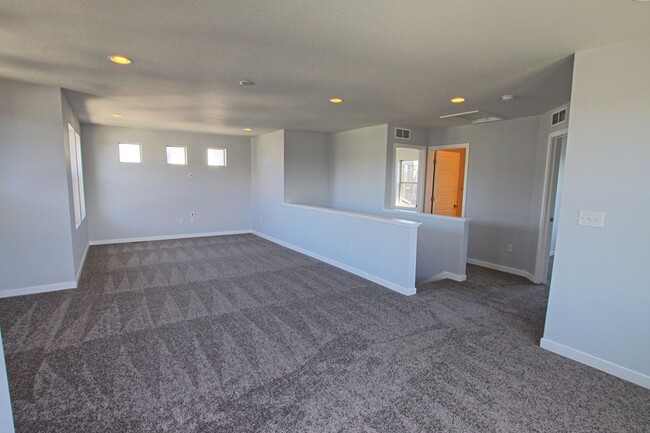 Building Photo - 5 bed 3.5 bath home in the Meadows