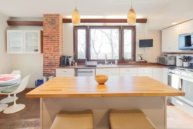 Building Photo - 182 Palfrey St