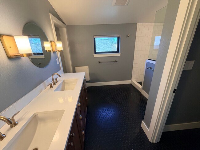 Building Photo - 3Bed/2.5 Bath Townhouse With Large Bonus Room/Office In Woodstock Neighborhood