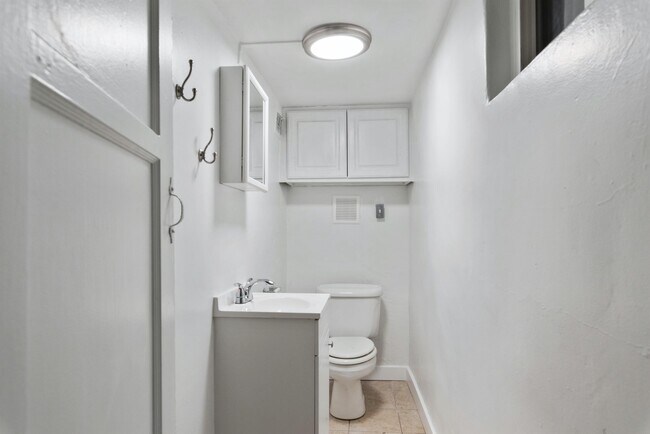 Building Photo - 750 E 820 N