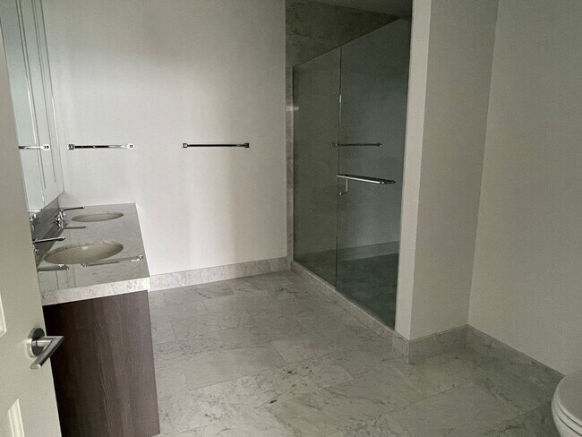 Building Photo - St. Regis Luxury 1bed and 1.5 bath Apartment Available
