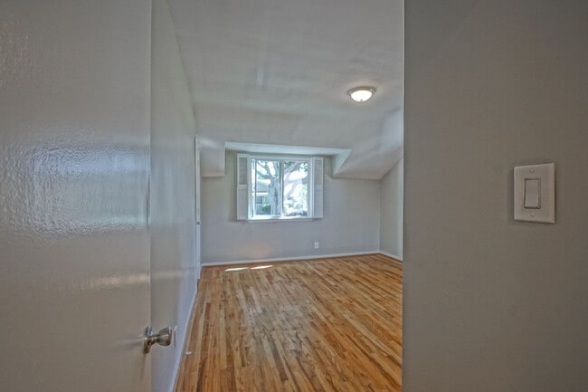 Building Photo - Incredibly Charming & Bright 3BR2BA Home w...