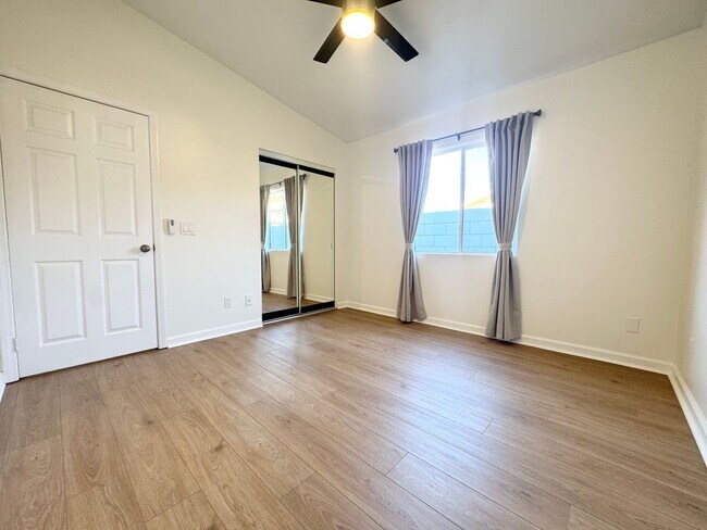 Building Photo - COMING SOON!!! Lovely 3 Bedroom / 2 Bath Apartment in Cathedral City!