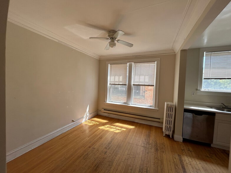 Building Photo - 910 Green Bay Rd